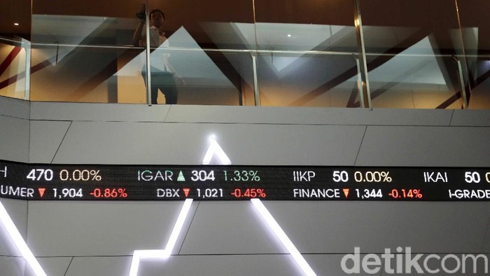 Pengunjung berada di sekeliling  layar pergerakan Indeks Harga Saham Gabungan (IHSG) di Bursa Efek Indonesia (BEI) Jakarta, Kamis (13/2). Indeks Harga Saham Gabungan (IHSG) di Bursa Efek Indonesia (BEI) hari ini pukul 12.00 menurun-0,67% ke posisi 5,873,30. Pergerakan IHSG ini masih dipengaruhi oleh sentimen atas panik pasar akan penyebaran wabah virus corona.