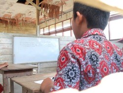 SDN di Mamuju Ini Rusak Parah, Dinding hingga Atapnya Bolong