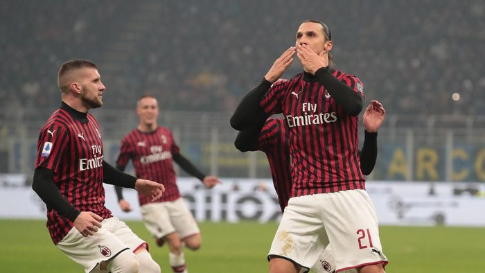 MILAN, ITALY - FEBRUARY 09:  Zlatan Ibrahimovic of AC Milan celebrates his goal with his team-mate Ante Rebic (L) during the Serie A match between FC Internazionale and AC Milan at Stadio Giuseppe Meazza on February 9, 2020 in Milan, Italy.  (Photo by Emilio Andreoli/Getty Images)