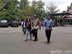 Sambangi Polres Jaksel, Karen Pooroe Tagih Update Kasus Anaknya Meninggal