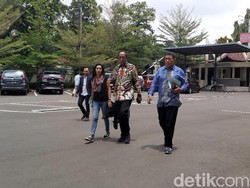 Sambangi Polres Jaksel, Karen Pooroe Tagih Update Kasus Anaknya Meninggal
