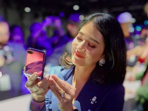 Galaxy Z Flip di Mata Dian Sastro