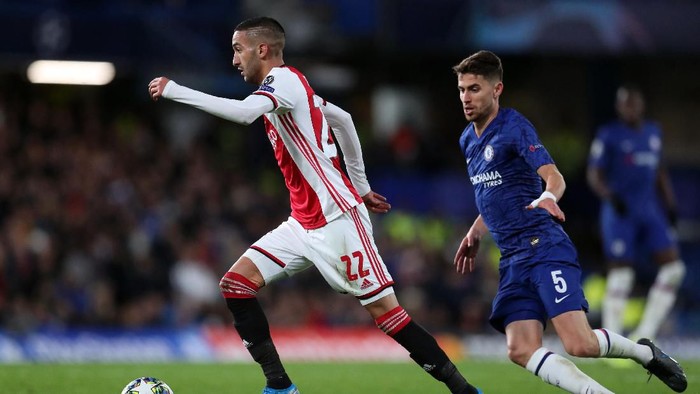 LONDON, ENGLAND - NOVEMBER 05: Hakim Ziyech of Ajax during the UEFA Champions League group H match between Chelsea FC and AFC Ajax at Stamford Bridge on November 05, 2019 in London, United Kingdom. (Photo by Catherine Ivill/Getty Images)