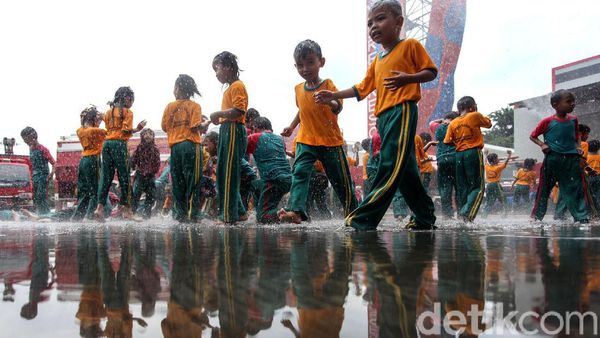 Seru Banget! Begini Hebohnya Anak-anak jadi Petugas Damkar