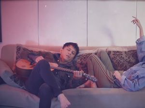 Video: Kolaborasi Manis Ariel dan BCL Nyanyikan Menghapus Jejakmu Video: Kolaborasi Manis Ariel dan BCL Nyanyikan Menghapus Jejakmu
