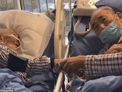 Sedih! Pasangan Kakek dan Nenek Suapi Makan di RS Karena Virus Corona