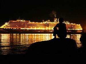 Usai Berlabuh di Kamboja, Penumpang Kapal Pesiar Diizinkan Turun Usai Berlabuh di Kamboja, Penumpang Kapal Pesiar Diizinkan Turun