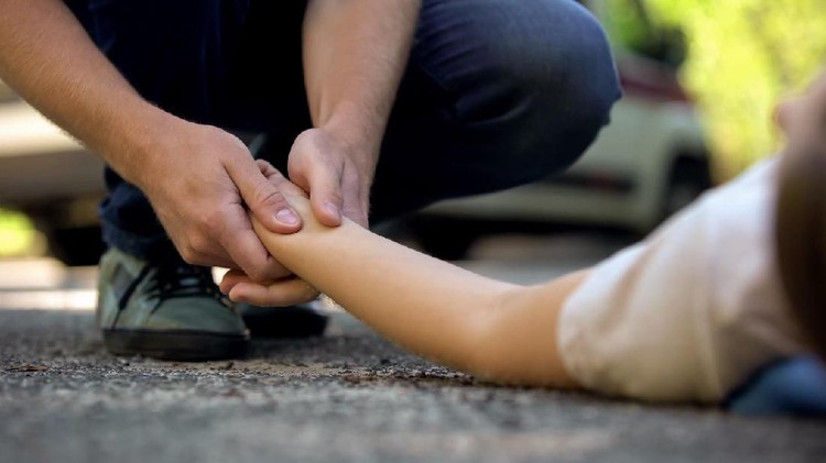 Pemotor Wanita Tergeletak di Jalanan Bogor Usai Senggolan dengan Motor Lain