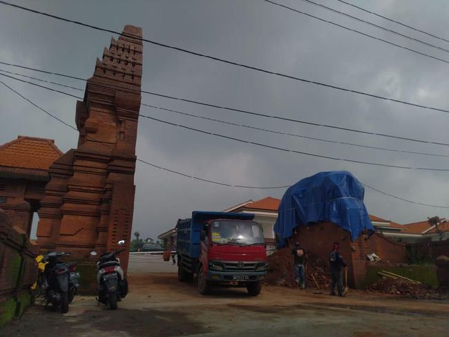 Gapura Pasar Rakyat di Mojokerto Senilai Rp 1 Miliar Mendadak Ambruk Gapura Pasar Rakyat di Mojokerto Senilai Rp 1 Miliar Mendadak Ambruk