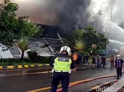 Terjebak Kepulan Asap di Pabrik Kosmetik, 6 Pegawai Berhasil Dievakuasi