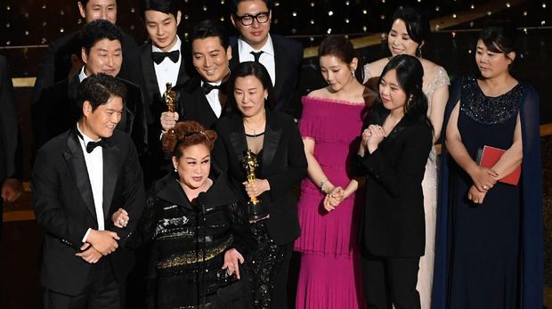 HOLLYWOOD, CALIFORNIA - FEBRUARY 09: (L-R) Executive producers Min Heoi Heo and Miky Lee, producer Kwak Sin-ae, and So-dam Park accept the Best Picture award for 