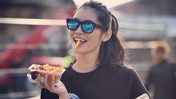 Pesona Ming Xi, Model Victoria Secret Saat Makan Pizza dan Es Krim
