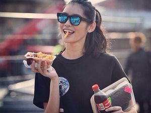 Pesona Ming Xi, Model Victoria Secret Saat Makan Pizza dan Es Krim Pesona Ming Xi, Model Victoria Secret Saat Makan Pizza dan Es Krim