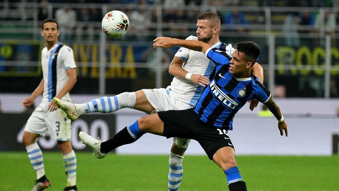MILAN, ITALY - SEPTEMBER 25:  Lautaro Martinezof FC Internazione compete for the ball with Lucas Leiva of SS Lazio during the Serie A match between FC Internazionale and SS Lazio at Stadio Giuseppe Meazza on September 25, 2019 in Milan, Italy.  (Photo by Marco Rosi/Getty Images)