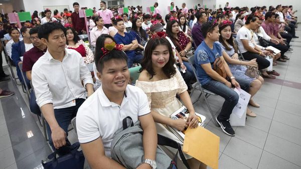Puluhan Pasangan Thailand Ikut Nikah Massal di Hari Valentine