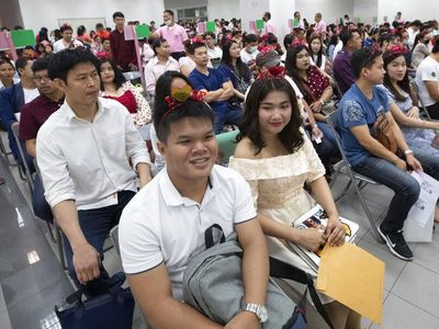 Puluhan Pasangan Thailand Ikut Nikah Massal di Hari Valentine