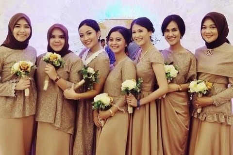 4 Inspirasi Model  Baju  Atasan  Brokat untuk Jadi Bridesmaid 