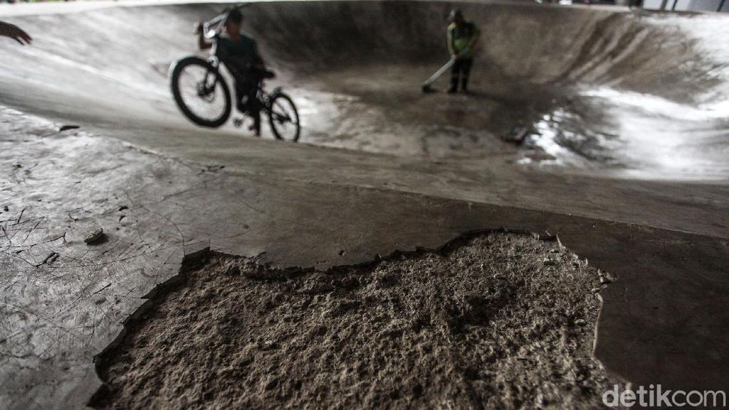 Bahaya Banget! Skatepark Slipi Berlubang Bahaya Banget! Skatepark Slipi Berlubang