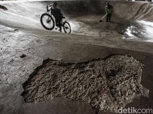 Bahaya Banget! Skatepark Slipi Berlubang Bahaya Banget! Skatepark Slipi Berlubang