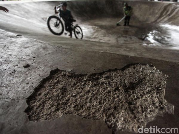 Bahaya Banget! Skatepark Slipi Berlubang