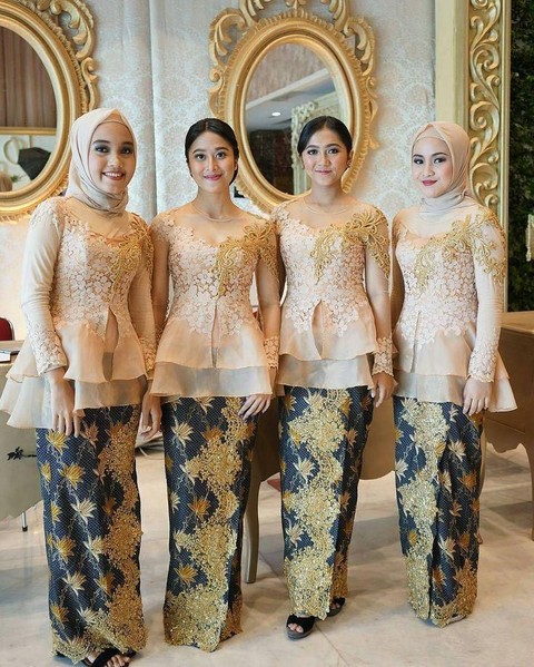 4 Inspirasi Model Baju  Atasan Brokat  untuk Jadi  Bridesmaid 