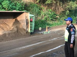 Truk Obesitas Muatan Pasir Terguling di Bandung Barat