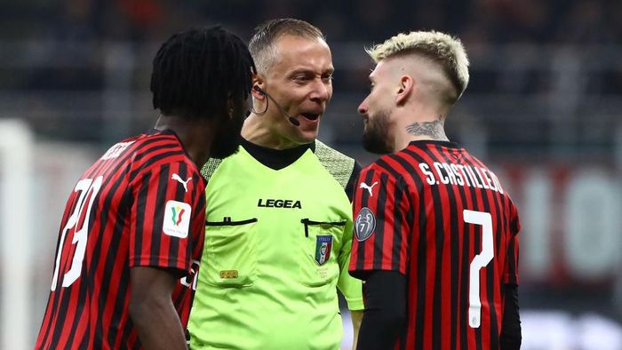 1200557725 MILAN, ITALY - FEBRUARY 13: Referee Paolo Valeri (C) disputes with Samuel Castillejo (R) of AC Milan during the Coppa Italia Semi Final match between AC Milan and Juventus at Stadio Giuseppe Meazza on February 13, 2020 in Milan, Italy. (Photo by Marco Luzzani/Getty Images)