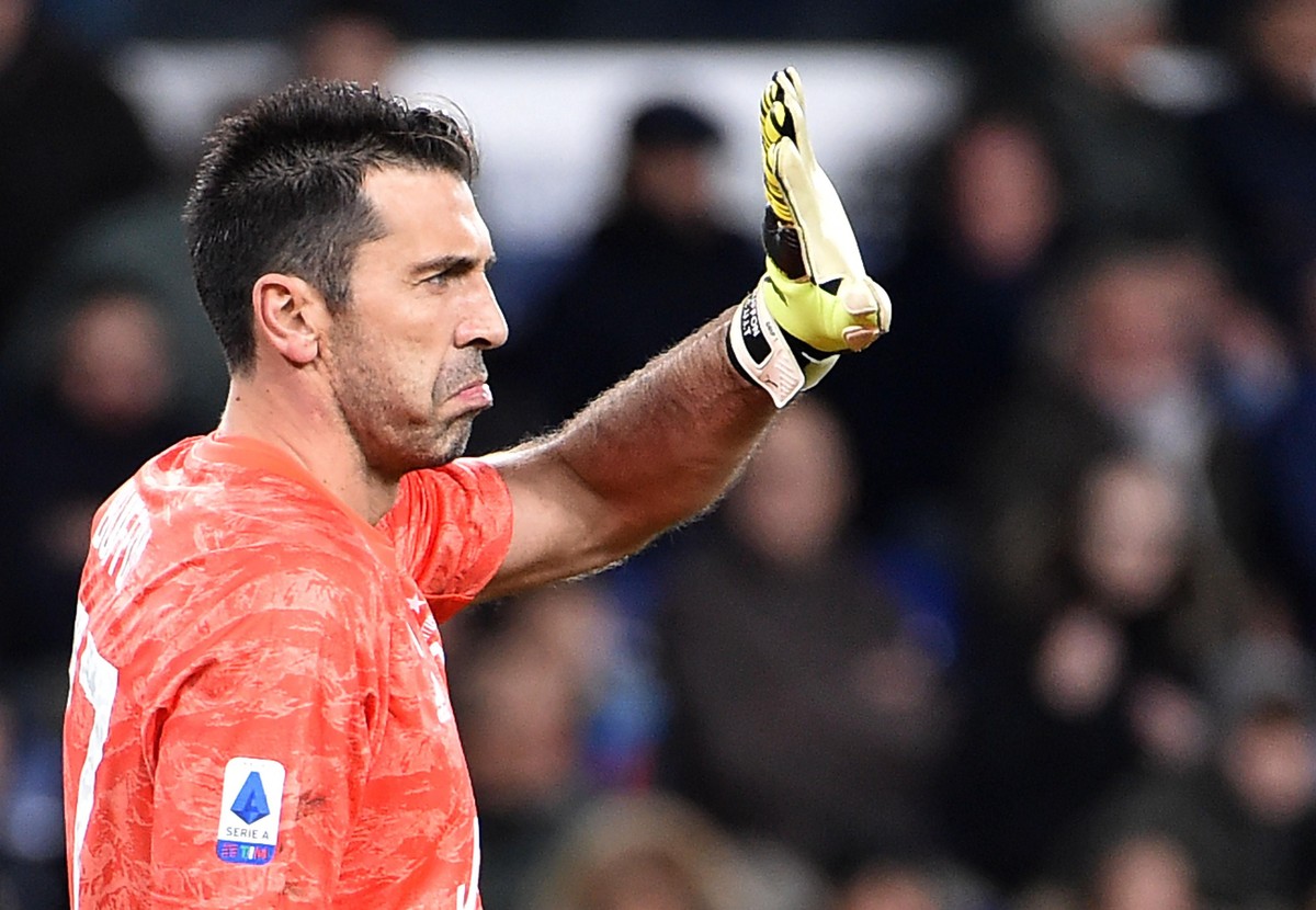 Tonton Aksi Superman Tua Buffon (Paolo Rattini/Getty Images)