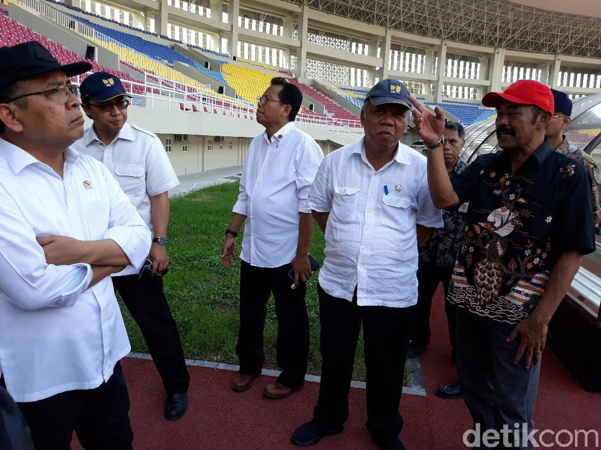 Walikota Solo, FX Hadi Rudyatmo, mengusulkan Persis Solo vs PSCS Cilacap di Liga 2 ditunda. (Foto: detikcom/Bayu Ardi Isnanto)