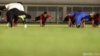 Para pemain memulai sesi awal dengan peregangan.