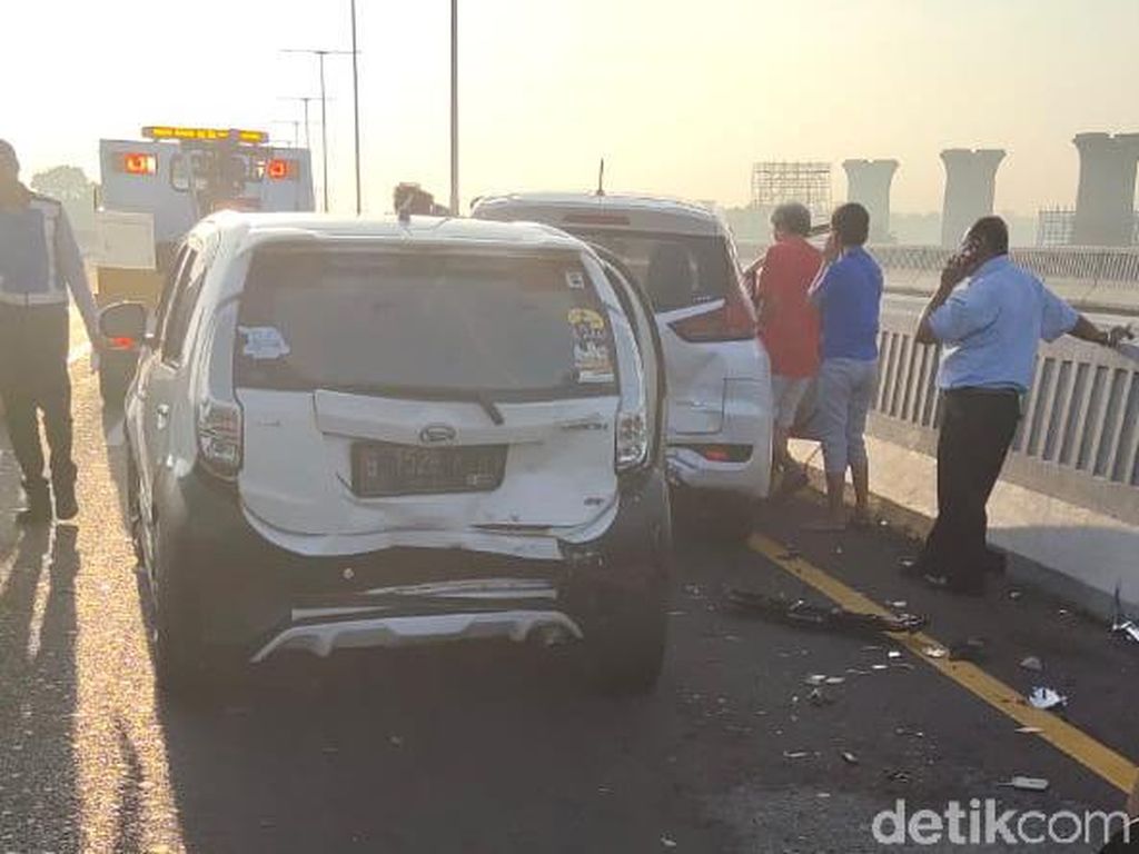 Tak Ada Korban, Ini Penyebab Kecelakaan 5 Kendaraan di Tol Layang Japek
