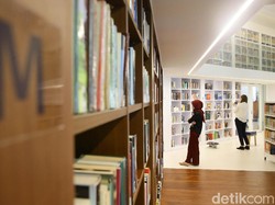 Main-main ke Perpustakaan Erasmus Huis yang Instagramable