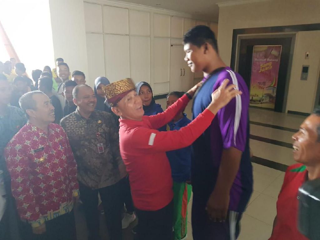Armen Siswa SMA di Riau yang Tingginya 2 Meter Kini Jadi Atlet Lempar Cakram Armen Siswa SMA di Riau yang Tingginya 2 Meter Kini Jadi Atlet Lempar Cakram