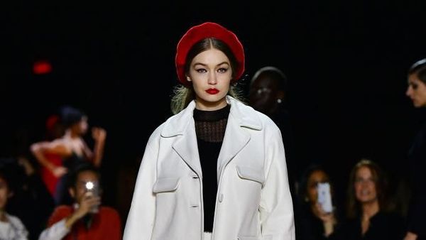 Foto: Pesona Gigi Hadid di New York Fashion Week 2020, Cuma Tampil 3 Kali