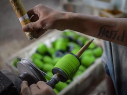 Ngeri Banget! Benang Layangan Bisa Menyayat Leher hingga Telinga Pemotor