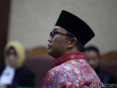 Ekspresi Imam Nahrawi Didakwa Terima Suap Rp 11,5 Miliar