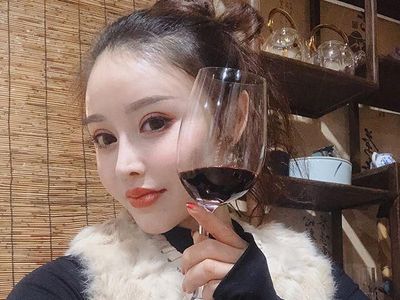 Jago Racik Teh, 10 Pose Menawan Binaragawati Yuan Herong yang Tangani Virus Corona