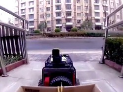 Takut Virus Corona, Wanita Ini Beli Makanan Pakai Mobil Remote Control