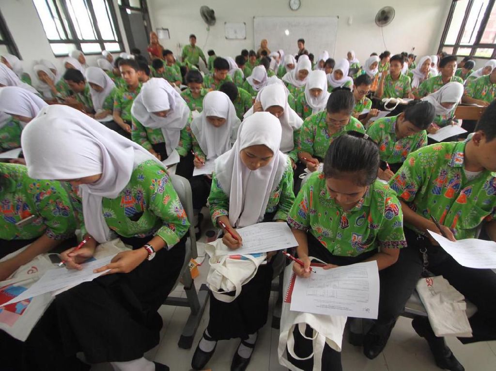 Edukasi dan Literasi Keuangan Sejak Dini Edukasi dan Literasi Keuangan Sejak Dini