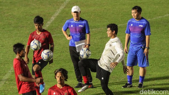 Shin Tae-yong untuk pertama kalinya memimpin latihan Timnas Indonesia Senior yang berlangsung di Stadion Madya, Senayan, Jakarta Pusat, Jumat (14/2/2020) malam WIB.