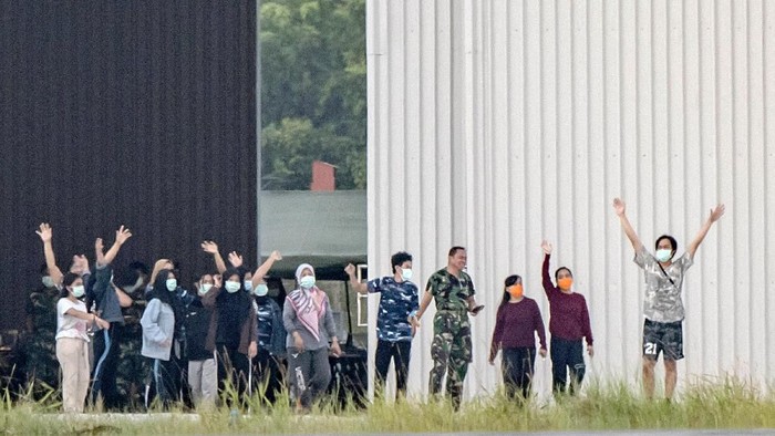 Sejumlah Warga Negara Indonesia (WNI) yang dievakuasi dari Wuhan, Hubei, China bersiap melakukan senam bersama prajurit TNI pada hari ketigabelas di Hanggar Pangkalan Udara TNI AU Raden Sadjad, Ranai, Natuna, Kepulauan Riau, Jumat (14/2/2020). Sekretaris Direktorat Jenderal Pencegahan dan Pengendalian Penyakit dr. Achmad Yurianto sudah diputuskan bahwa observasi WNI dari Wuhan yang saat ini tinggal di Natuna, berakhir pada tanggal 15 Februari 2020 pukul 12.00 WIB. ANTARA FOTO/Muhammad Adimaja/foc.