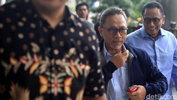 Ekspresi Tegang Zulkifli Hasan saat Penuhi Panggilan KPK