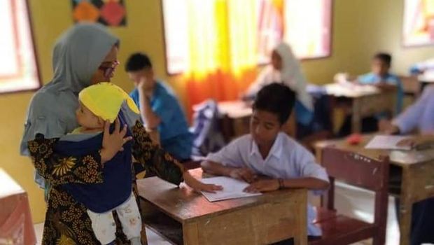 Viral Guru Gendong Anak