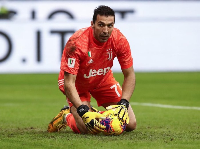 Juventus Italian goalkeeper Gianluigi Buffon grabs the ball during the Italian Cup (Coppa Italia) semi-final first leg football match AC Milan vs Juventus Turin on February 13, 2020 at the San Siro stadium in Milan. (Photo by Isabella BONOTTO / AFP)