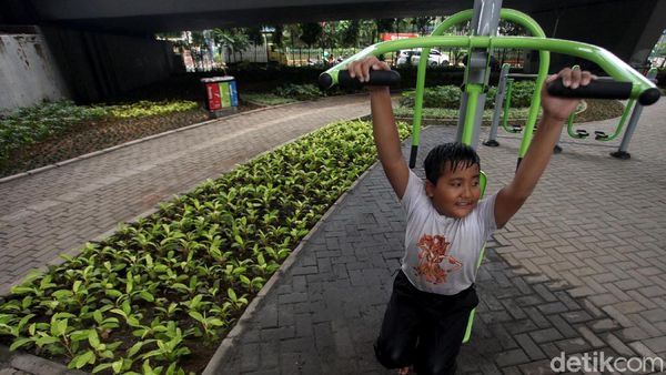 Bermain Sambil Berolahraga di Skatepark Slipi