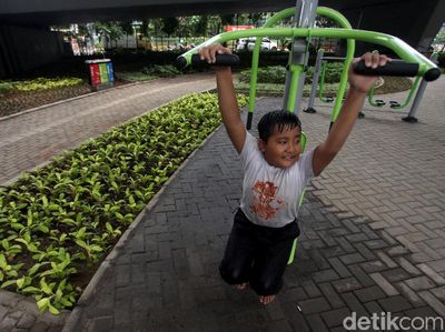 Bermain Sambil Berolahraga di Skatepark Slipi