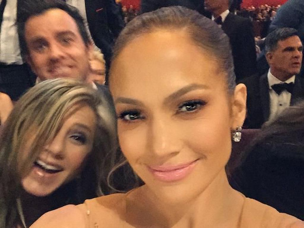 12 Photobomb Artis yang Kocak Banget, Beyonce Sampai Melet 12 Photobomb Artis yang Kocak Banget, Beyonce Sampai Melet