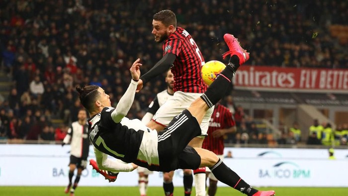 MILAN, ITALY - FEBRUARY 13:  Cristiano Ronaldo of Juventus performs an overhead kick during the Coppa Italia Semi Final match between AC Milan and Juventus at Stadio Giuseppe Meazza on February 13, 2020 in Milan, Italy.  (Photo by Marco Luzzani/Getty Images)