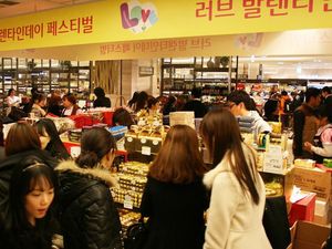 Sendok Cinta dan Melon, Tradisi Unik Valentine di Berbagai Negara