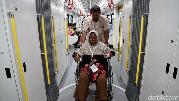 LRT Berbagi Kebahagiaan dengan Lansia di Hari Valentine